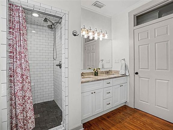 4th image of 136 Florence Pl