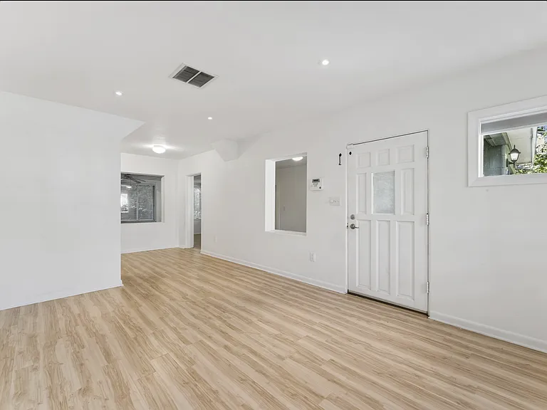 447 N Phelps Ave — Photo 2