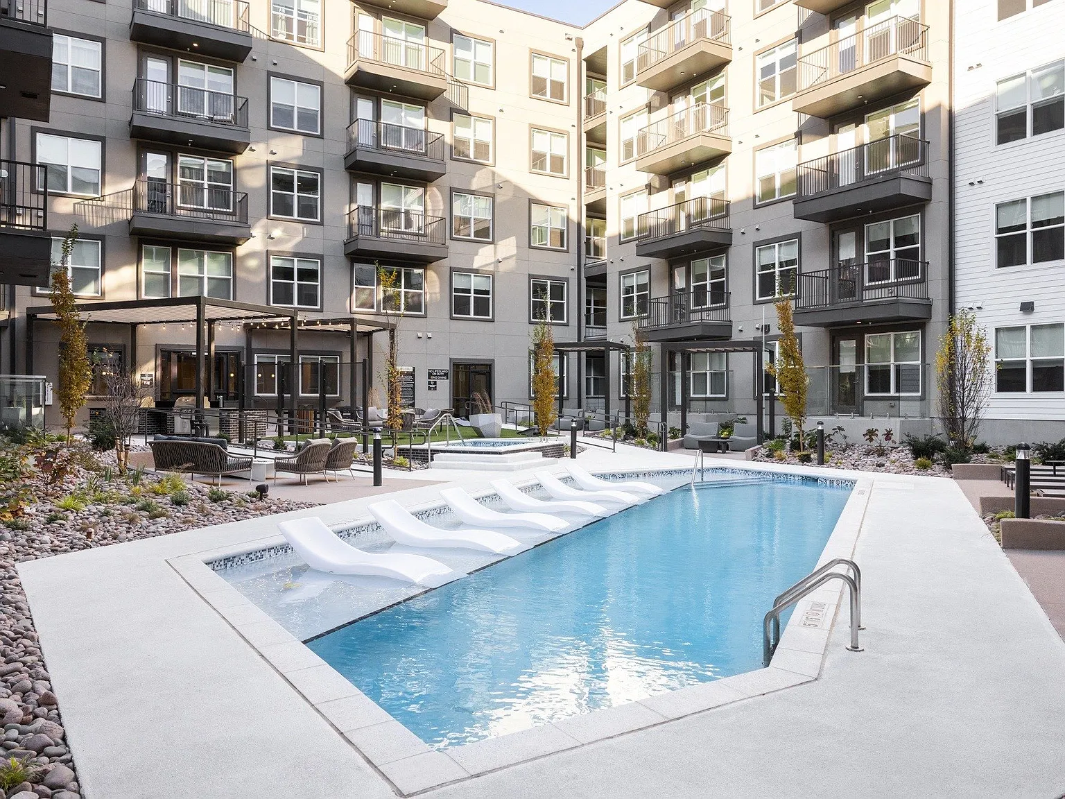 Alexan 505 — Photo 2
