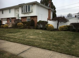 9 Bishop Ct, Bethpage, NY 11714