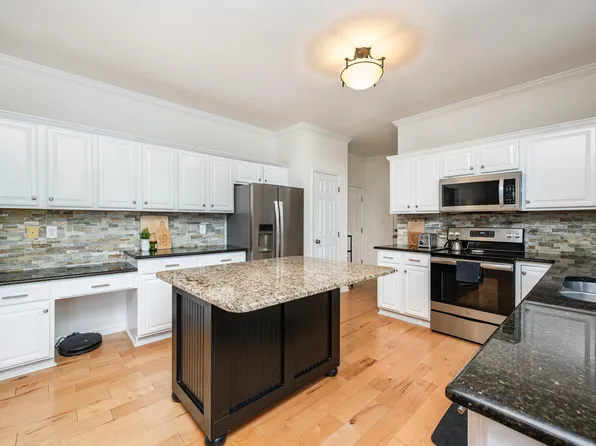 105 Queens Knoll Ct, Cary, NC 27513