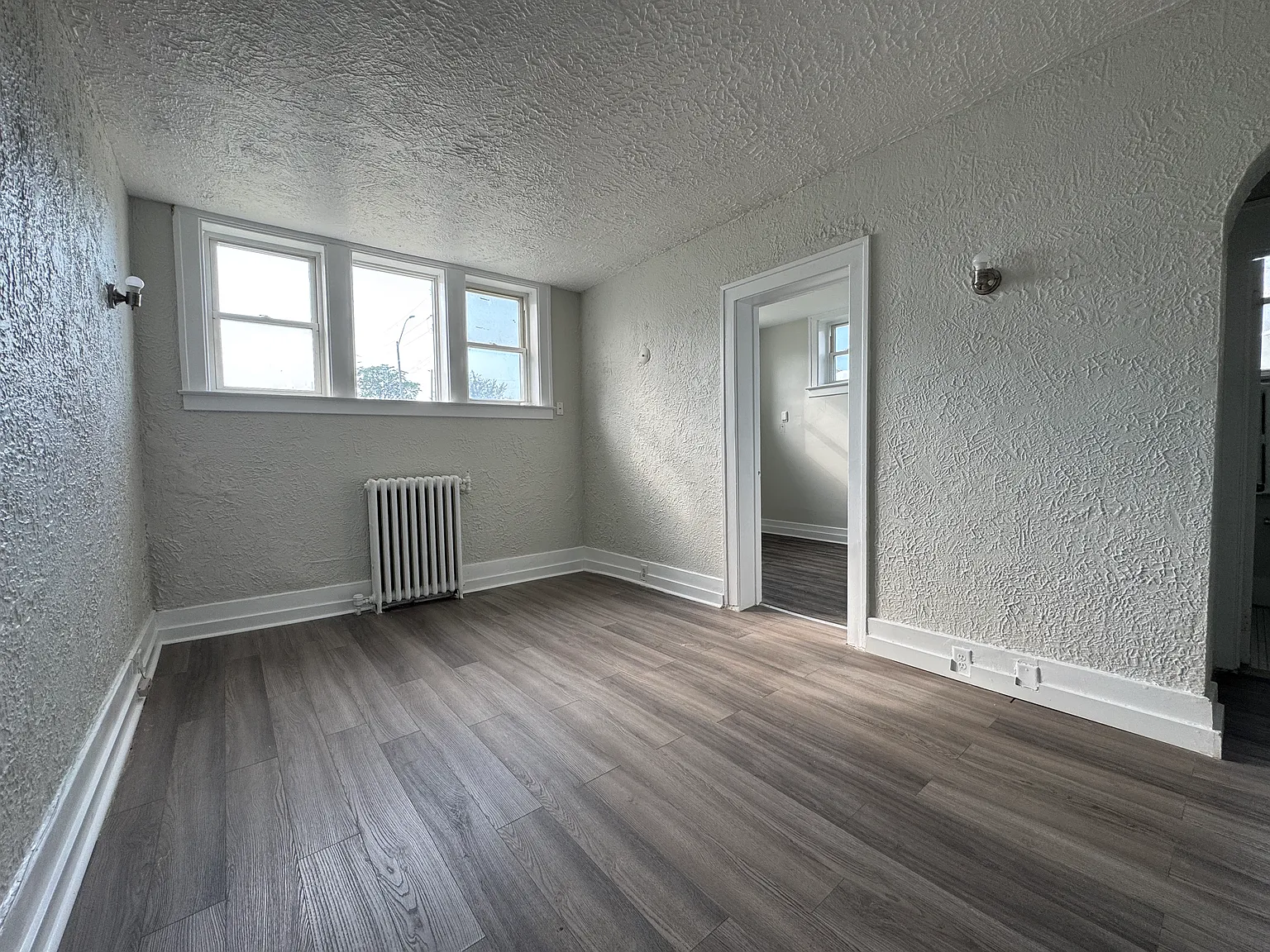208 Giles Boulevard East Windsor — Photo 2