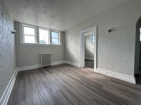 208 Giles Blvd E