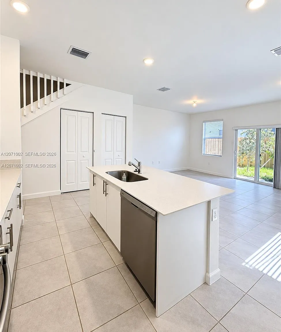 4 bed, 3.0 bath, 1615 sqft, $2,500 — Photo 2