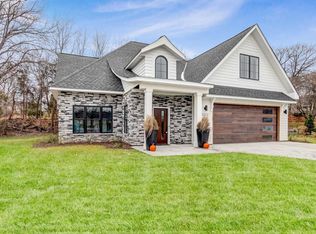 1022 Gardner St E, Wayzata, MN 55391