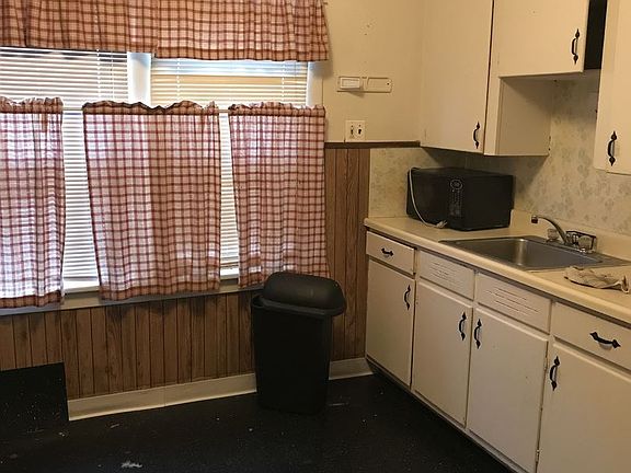 2nd image of 158 Hewitt Ave