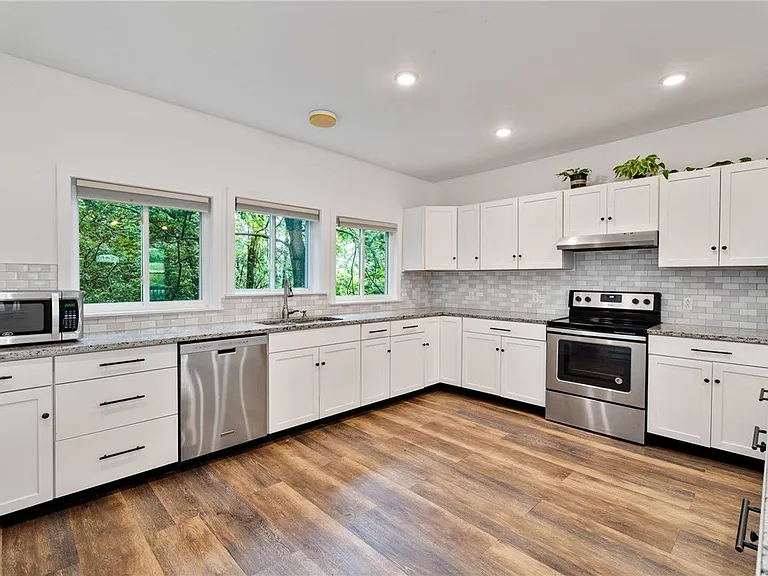 426 Davis Rd — Photo 15