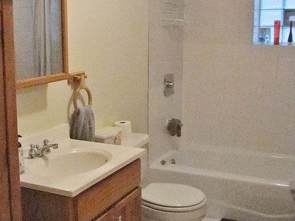 5th image of 2421 W Arthington St