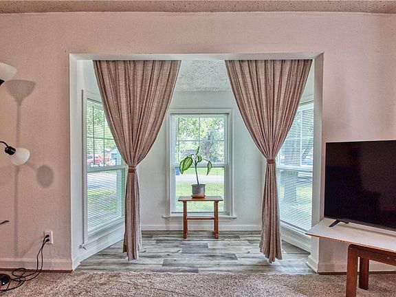 5th image of 607 Newton St