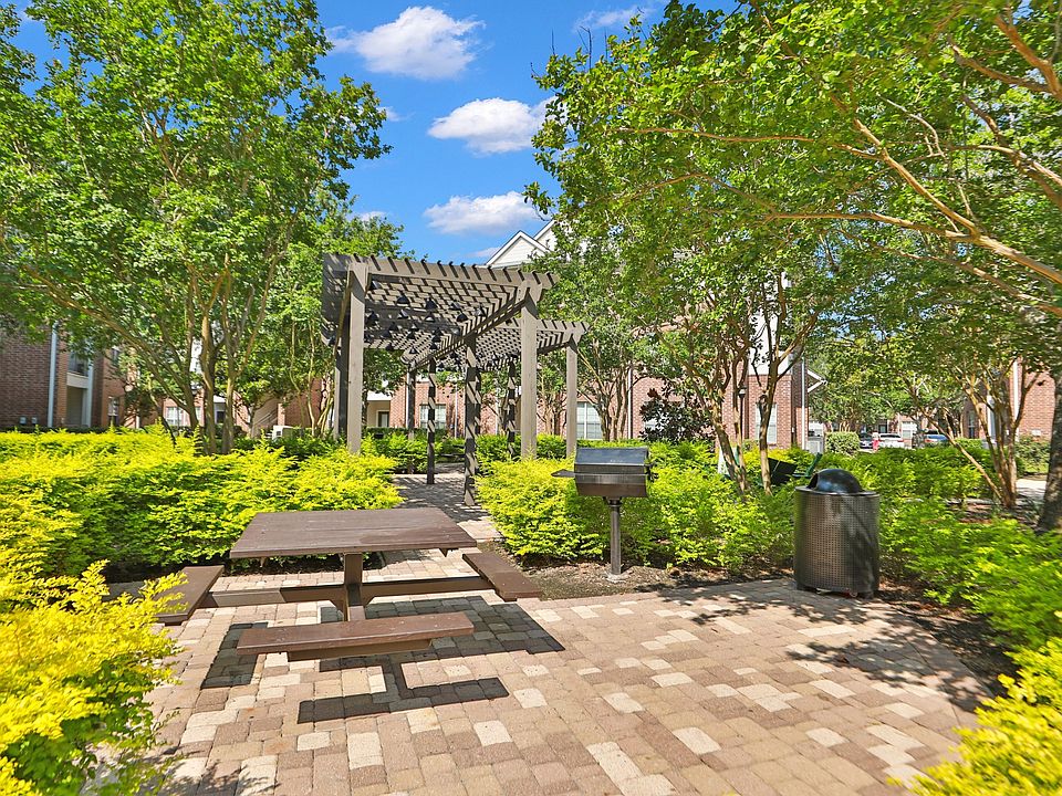 Outdoor Seating Area at Madison on the Meadow Apartments in Stafford, TX 77477