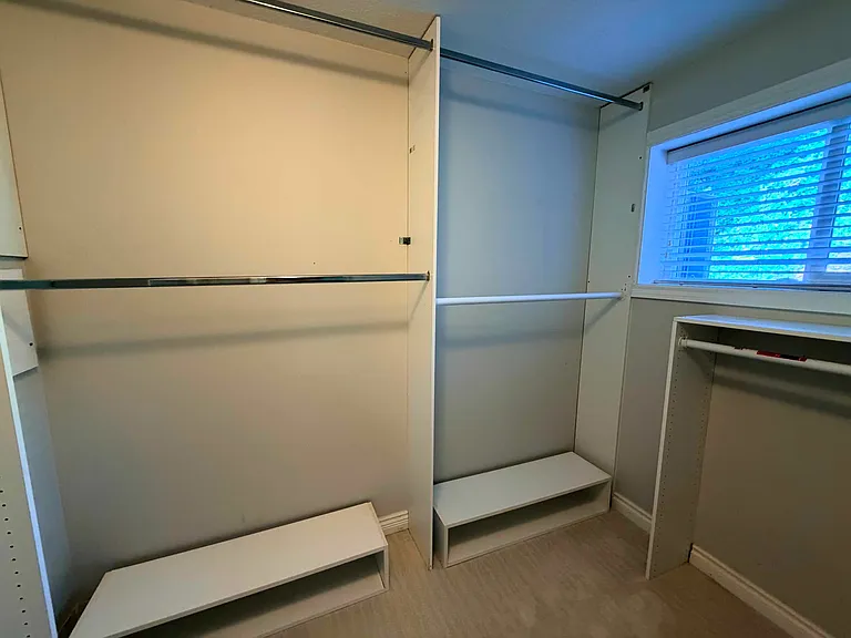 2049 Majestic Cres #B — Photo 10
