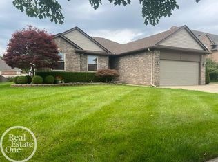 52259 Kings Pointe Dr, New Baltimore, MI 48047