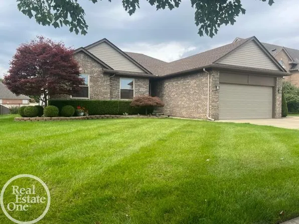 52259 Kings Pointe Dr, New Baltimore, MI 48047