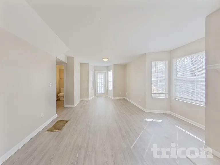 3912 Laurel Bend Dr — Photo 3