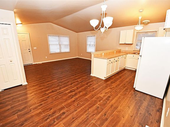 4th image of 41852 King Edward Ct