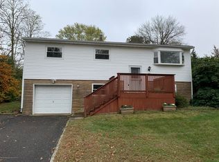 8 Lakeview Dr, South Toms River, NJ 08757