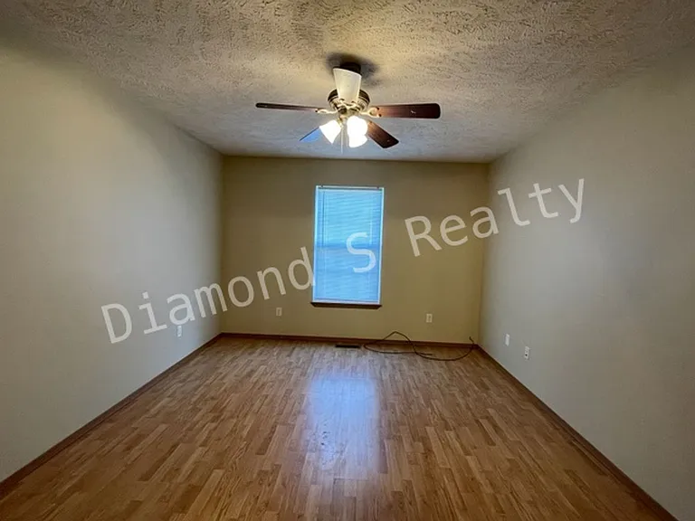 2415 W High St — Photo 12