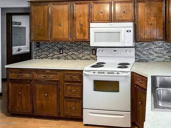 3rd image of 7467 Pinegrove Dr #32