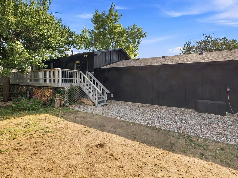 702 Squire St — Photo 34