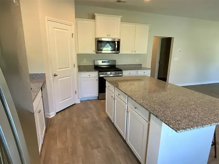 1044 Fairfield Dr — Photo 7