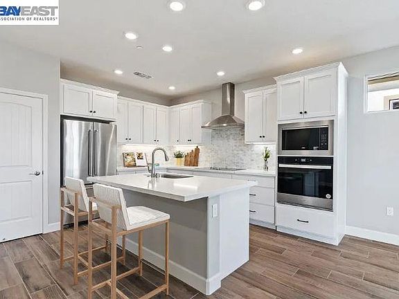 2nd image of 1808 Cresthaven St