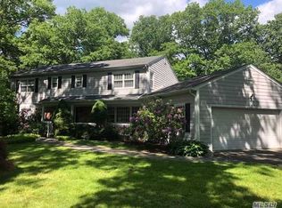 200 Hunters Dr, Syosset, NY 11791