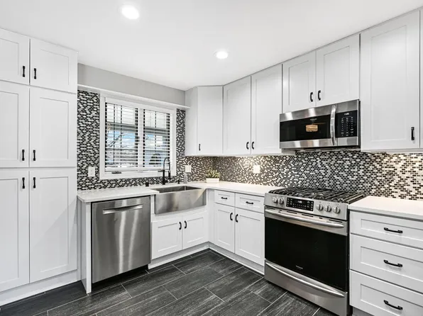 10121 North Lee COURT, Mequon, WI 53092