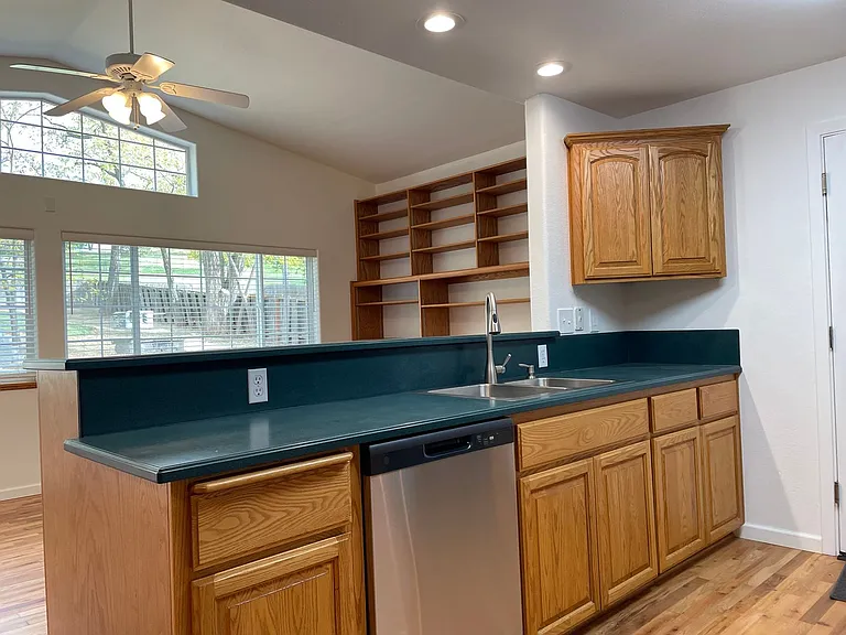 517 Eastwood Dr — Photo 5