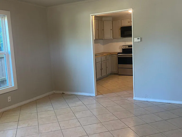 330 E Thompson St — Photo 6
