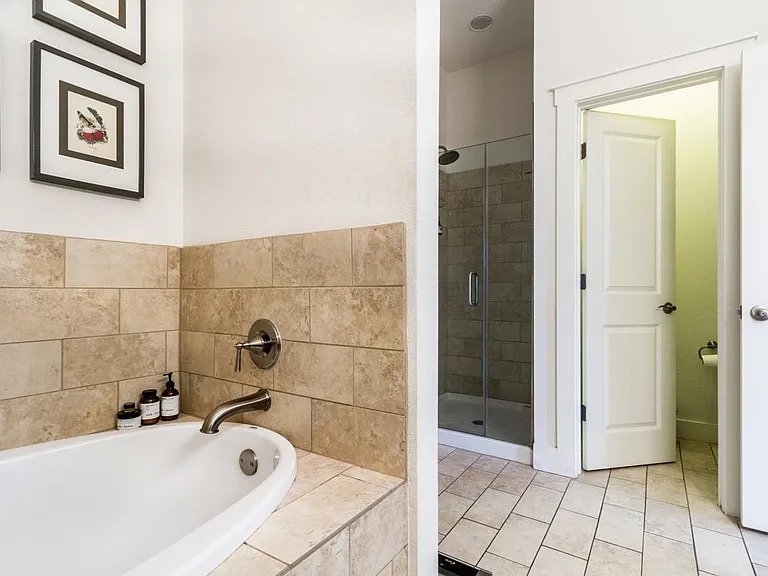 2520 Bluebonnet Ln #8 — Photo 14