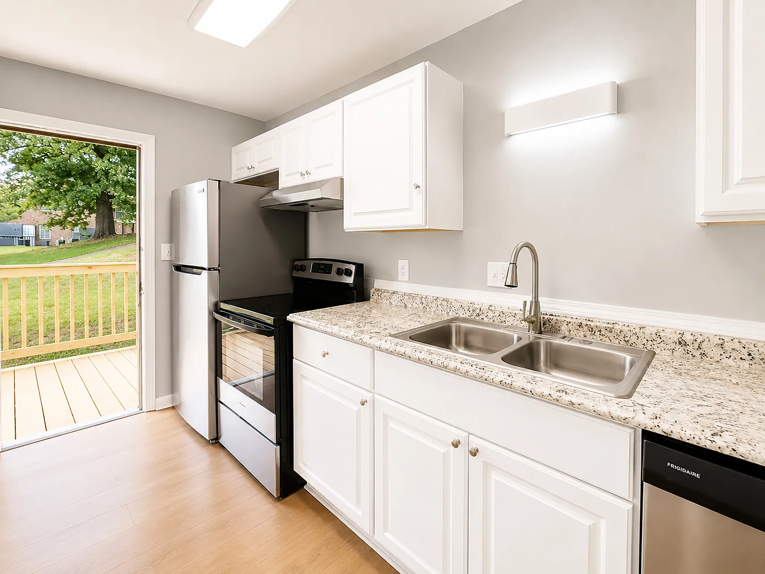 420 Fairfax Dr — Photo 2