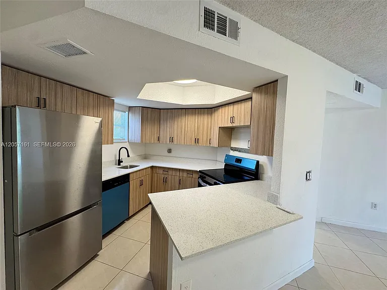 8205 Lake Dr #401 — Photo 6