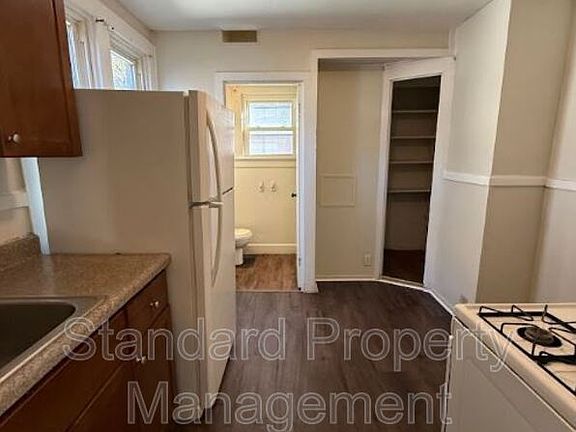 4th image of 866 Dewey Ave