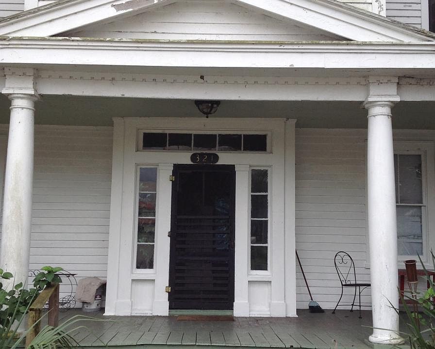 1st image of 321 Oak St