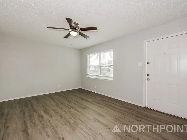 1238 Narcissus Ln — Photo 2