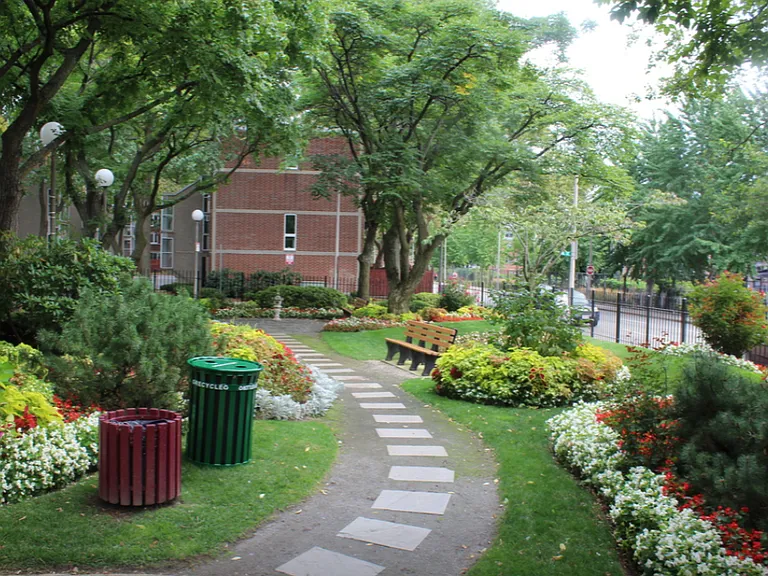 Castle Square Apartments — Photo 11