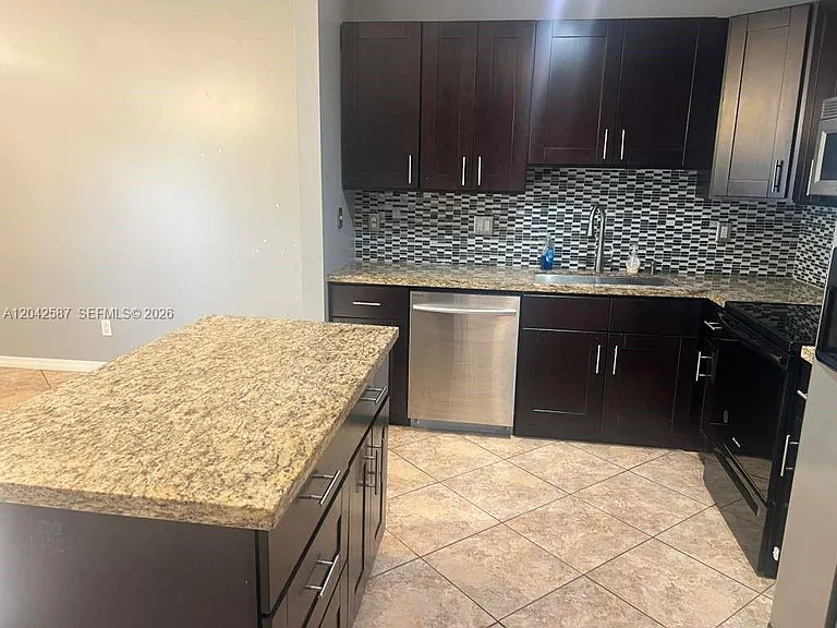 2825 SW 127th Way — Photo 4