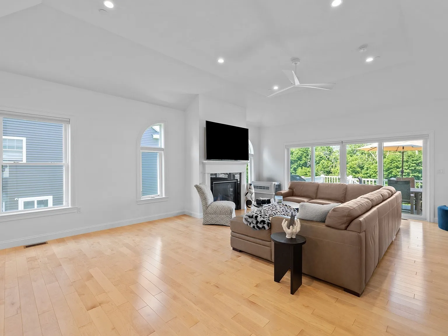 2 bed, 2.0 bath, 2050 sqft, $3,900 — Photo 4