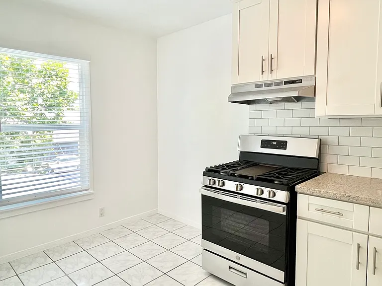 7120 Hawthorn Ave — Photo 6