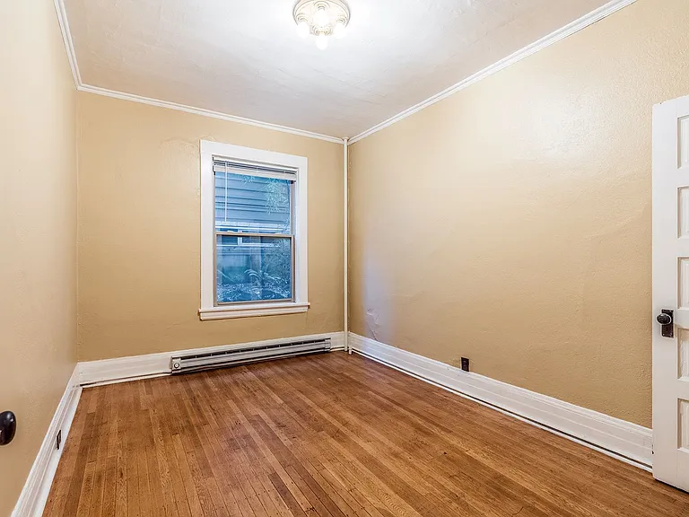 Carlyle Apartments — Photo 21
