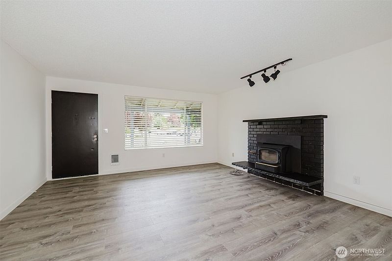 5th image of 2464 Mitchell Road SE