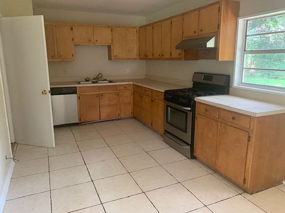 2nd image of 609 Wesley Ln W