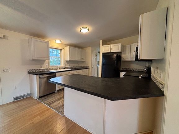 3rd image of 8 Whitewood Rd #218