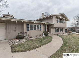 812 Leawood Dr, Omaha, NE 68154