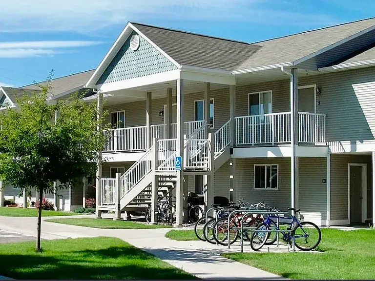 Wolf Glen Apartments — Photo 18