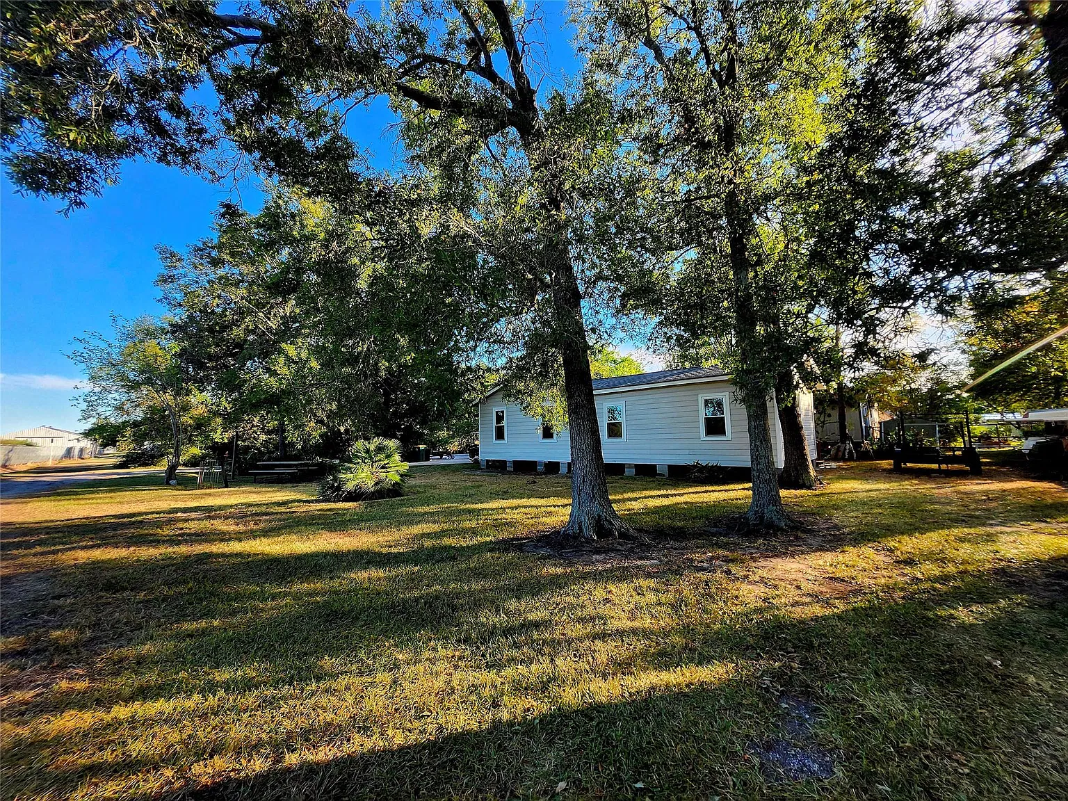 3 bed, 1.0 bath, 1280 sqft, $1,750 — Photo 2