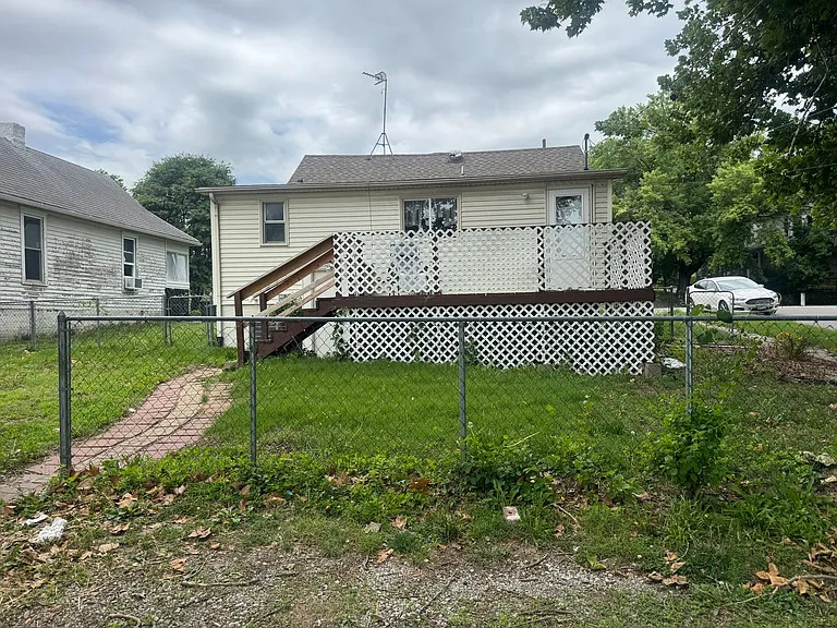1923 Savannah Ave — Photo 11
