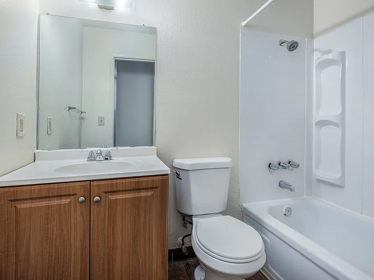 Rivergate Apartments — Photo 8