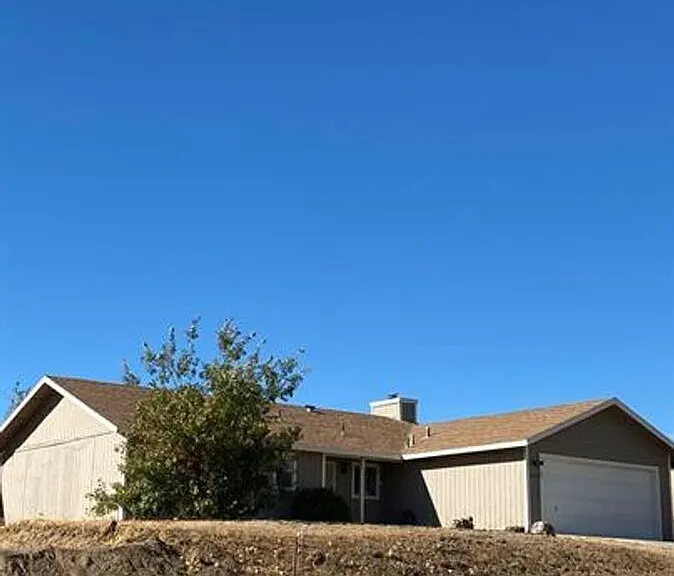 21901 Mid Way — Photo 1