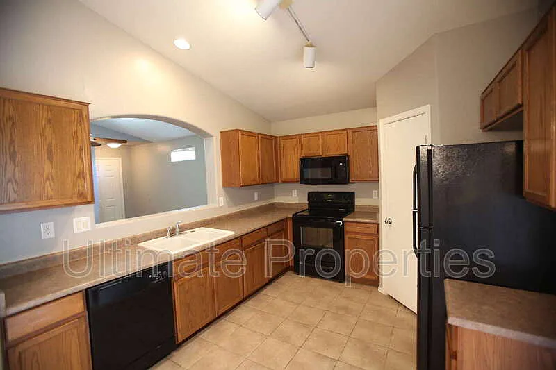 3 bed, 2.0 bath, 1132 sqft, $1,795 — Photo 3